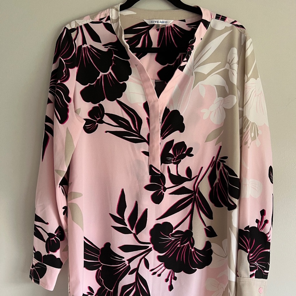 *HOST PICK* 👜👛Pretty in Pink Floral Tunic Top with V-neck